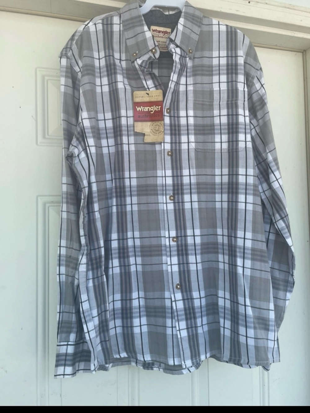 Wrangler Men’s Gray Plaid Button-Down Shirt